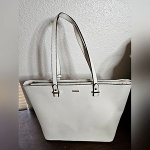 Water resistant laptop bag